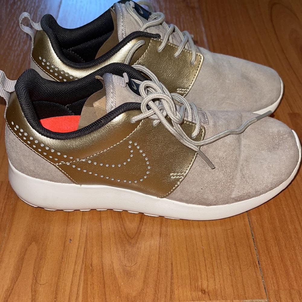 Nike roshe run gold and suede size 5
